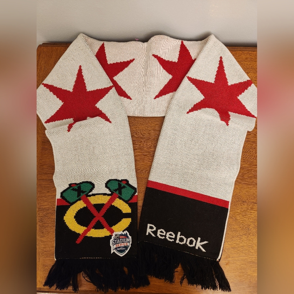 Reebok Chicago Blackhawks 16 Stadium Series NHL Hockey Team Knit Winter Scarf